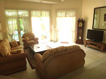Rumah Putih Near Klia Bed & Breakfast Sepang