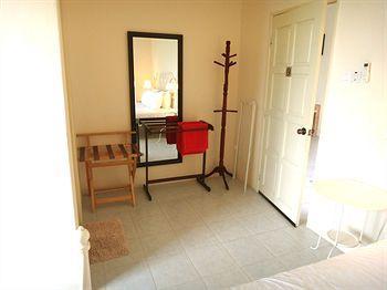 Rumah Putih Near Klia Bed & Breakfast 3*