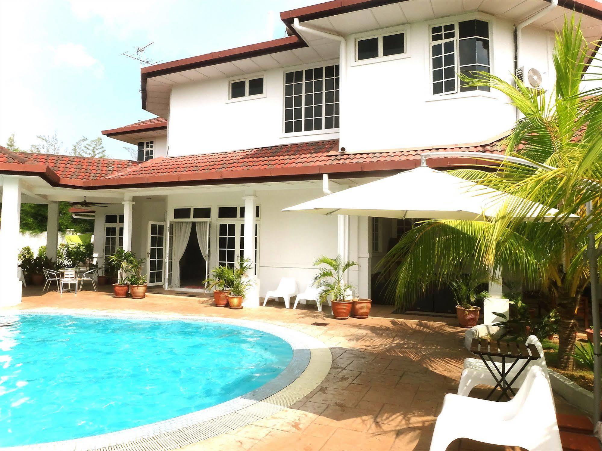 Rumah Putih Near Klia Bed & Breakfast