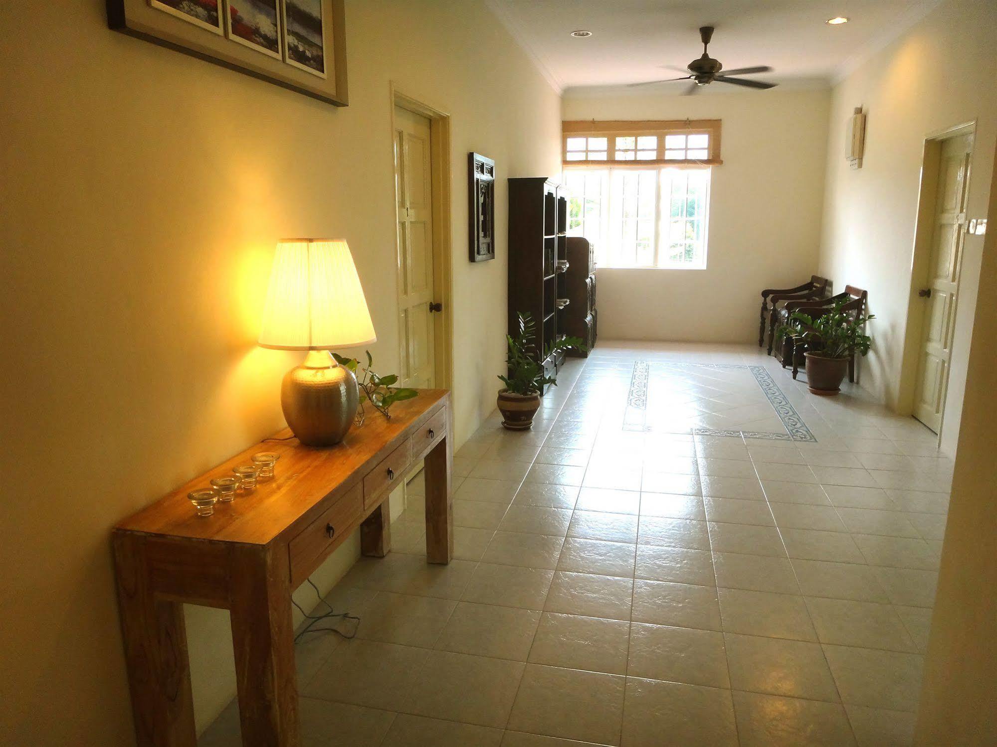 Rumah Putih Near Klia Bed & Breakfast